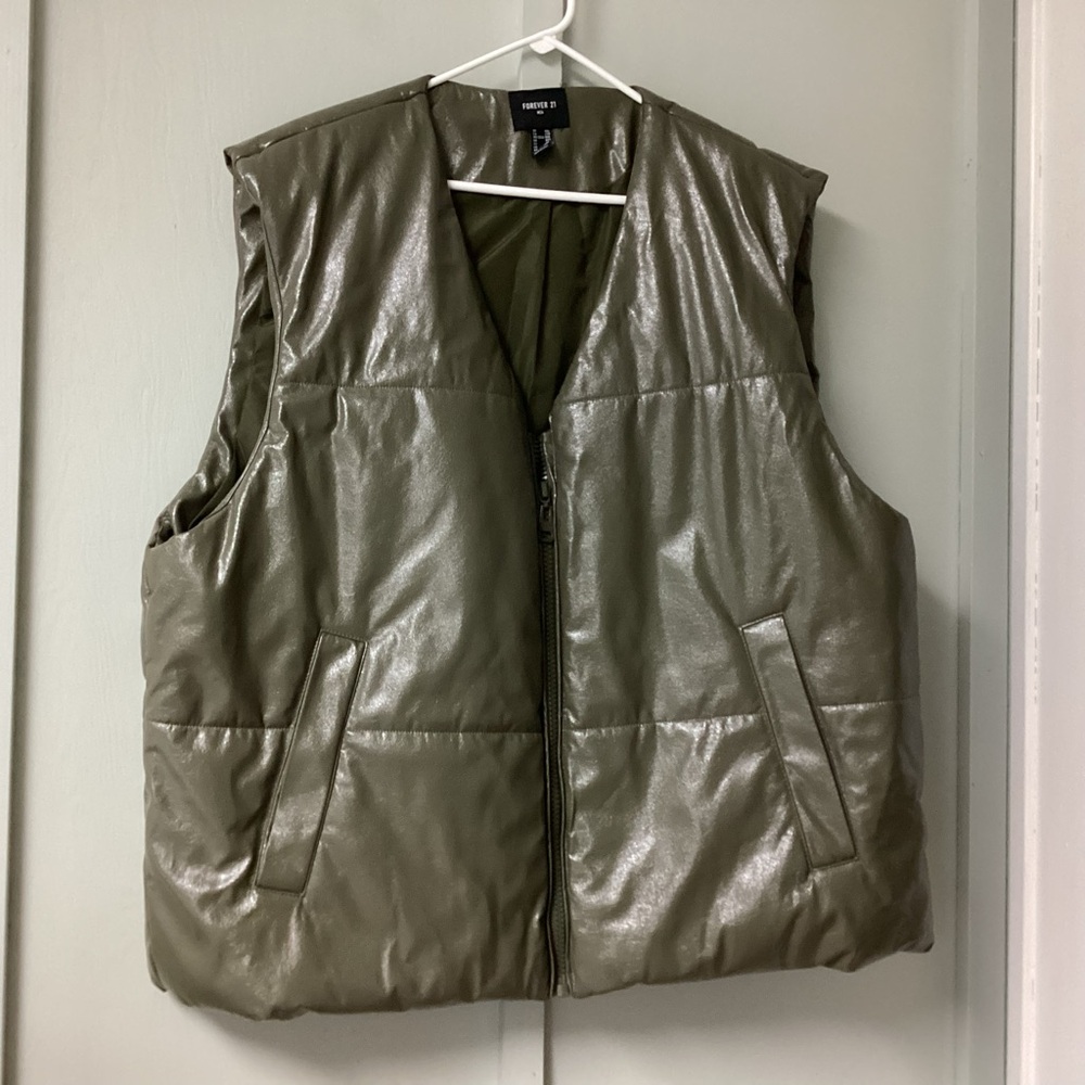 Forever 21 Men’s Full Zip  Puffer Vest Size XXL Green Olive Faux Leather Lined